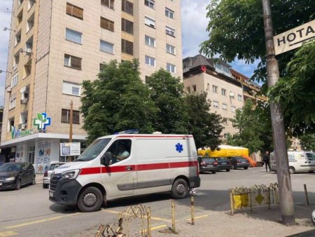 Обид за самоубиство кај „Мавровка“, маж сака да скокне од зграда