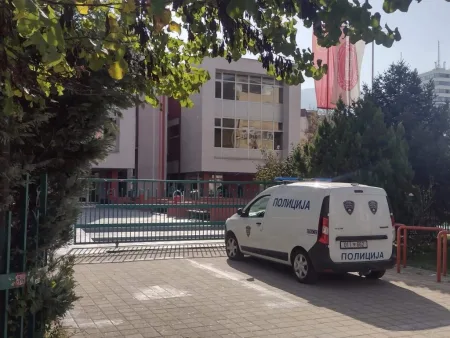 ПРОДОЛЖУВААТ ЗАКАНИТЕ: Дојави за поставени бомби во 10 школи