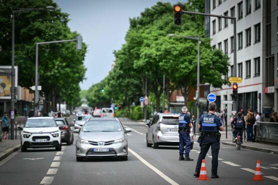 ДРАМА ВО ЛИОН: Маж вооружен со нож упаднал во метро и нападнал луѓе, четворица повредени