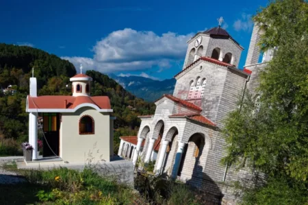 Црква во Тесалија стои понакривена и од „Кривата кула“ во Пиза