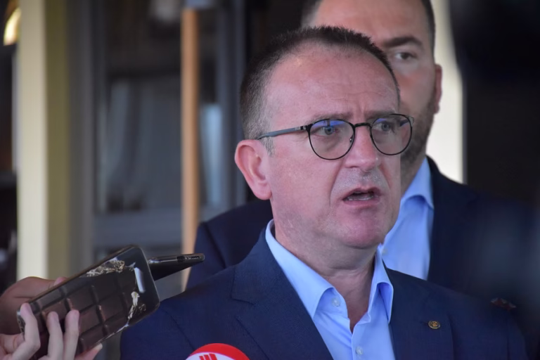 Таравари не излегува од владината коалиција