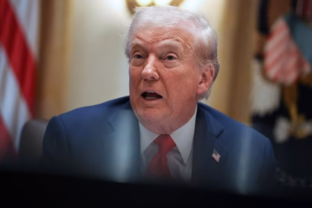 Трамп бара од „Џенерал моторс“ и „Форд“ да произведуваат оружје